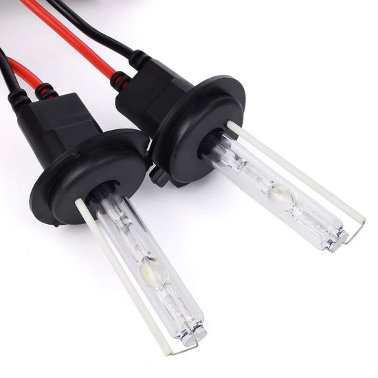 Twee HID-lampen met heldere buis, zwarte voet en rode en zwarte draden.