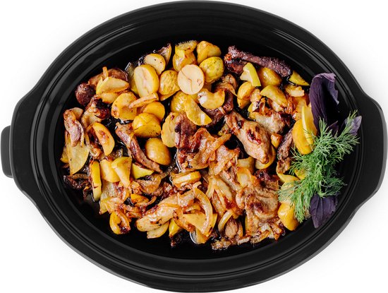Zwarte binnenpan van een slowcooker, gevuld met stoofvlees, aardappelen, uien en kruiden.