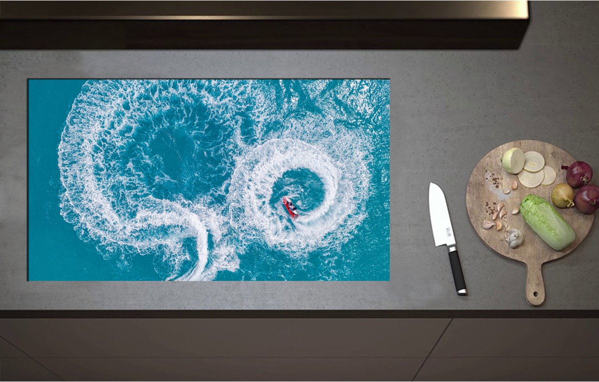 Inductieplaat Beschermer - Bovenaanzicht van Stuntende Jetski's op Golven van de Zee - 90x51 cm - 2 mm Dik - Inductie Beschermer - Bescherming Inductiekookplaat - Kookplaat Beschermer van Zwart Vinyl