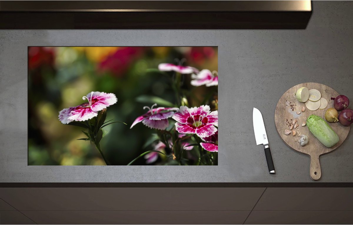 Inductieplaat Beschermer - Chinese Anjer Bloemen in het Veld - 85x51 cm - 2 mm Dik - Inductie Beschermer - Bescherming Inductiekookplaat - Kookplaat Beschermer van Zwart Vinyl