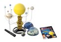 Model zonnestelsel met zon, planeten en een handleiding met kind.