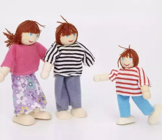 Drie houten poppen: een vrouw met paars gebloemde rok, een man met gestreepte trui en blauwe broek, en een kind met gestreepte trui en blauwe broek.