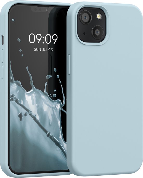 Coque de téléphone bleu pastel pour iPhone 13, à côté du téléphone.