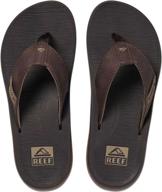 Bovenkant van een bruin Reef slipper paar met lederen bandjes.