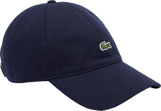 Marineblauwe pet met geborduurd groen en rood Lacoste logo, schuin van voren gefotografeerd.