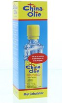 Gele verpakking met flesje China Olie en inhalator. "Met inhalator" op rode band. Beschrijft gebruik.