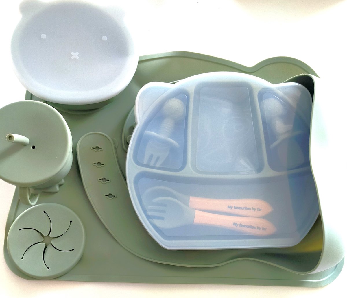 Goedkoopste My favourites by far®-8 / 13 delig Siliconen Kinderservies set-Army Green-Duurzaam-BPA Vrij-5 GRATIS accessoires-Placemat-Bord Kom met Zuignap en deksel-Drinkbeker met rietje en Snack deksel-Baby Bestek-Slabbetjes-Kraamkado-Kadoverpakking-babyshower