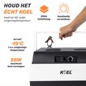 Een hand opent een blauw-witte koelbox met een pinguïn erop.