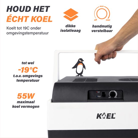 Een hand opent een blauw-witte koelbox met een pinguïn erop.