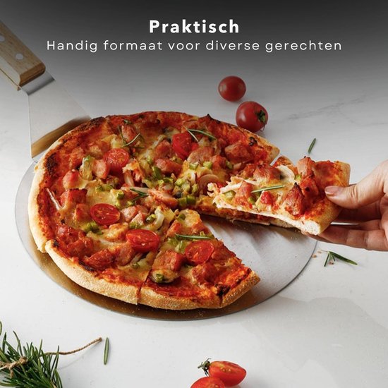 Een hand wordt gebruikt om een plak van een belegde pizza van de schep te pakken.