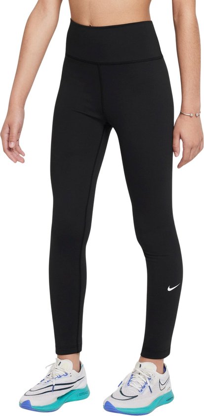 Meisje in zwarte Nike legging met wit logo op de enkel.