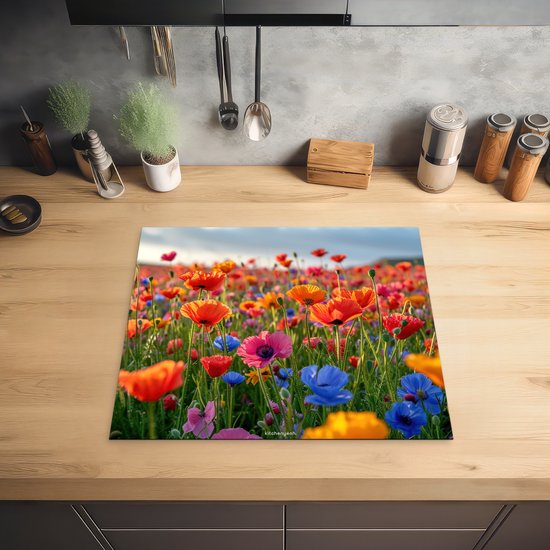 Kookplaatbeschermer met close-up van een veld vol rode, roze en blauwe klaprozen.