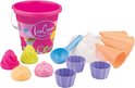 Roze emmer met 'Ice Cream Beach Set' opdruk, diverse oranje ijshoorntjes, pastelkleurige vormpjes en een blauw schepje.