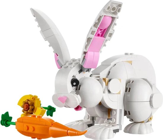 Un lapin LEGO blanc avec de longues oreilles et une carotte.