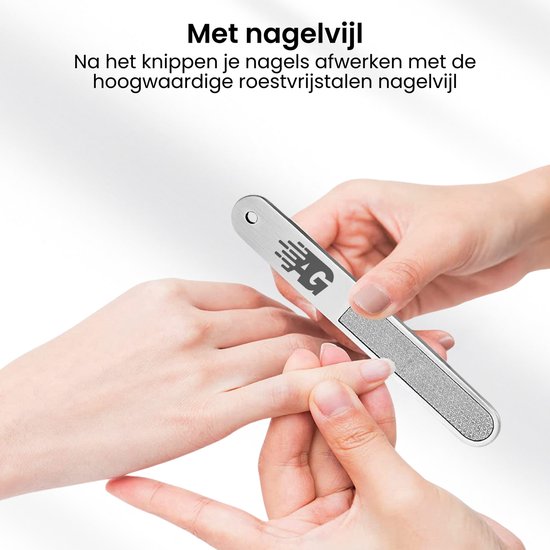Twee handen gebruiken een metalen nagelvijl met 'AG' logo om nagels af te werken.