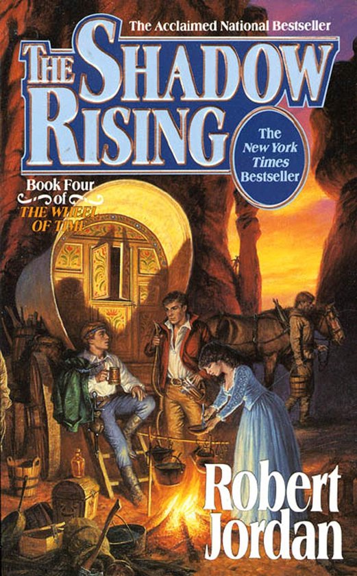 Boekcover van 'The Shadow Rising', deel vier van 'The Wheel of Time'. Mannen en vrouwen bij een kampvuur bij een woonwagen.