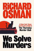 Boekomslag van Richard Osmans "We Solve Murders" met een zwarte kat op een rode bank.