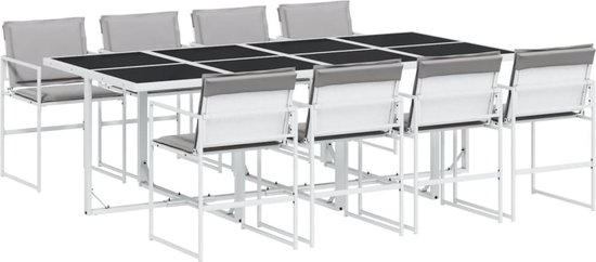 Terrasset met lange witte tafel en acht grijze stoelen, witte metalen frames.