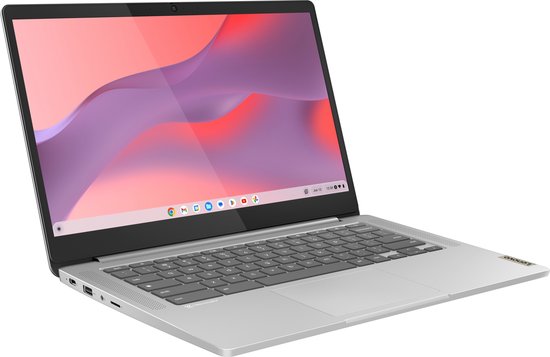 Zilverkleurige Lenovo Chromebook, open in een hoek met scherm aan en toetsenbord zichtbaar. Logo op de voorkant.