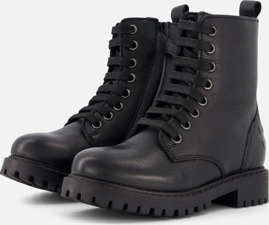 Paar zwarte Dr. Martens leren veterlaarzen met dikke profielzolen.