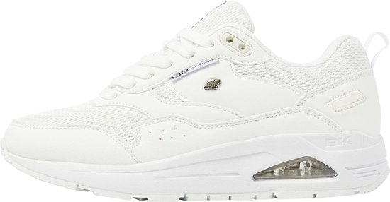 Witte lage sneaker met mesh, logo op de zijkant en luchtdemping in de zool.