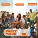 Denver Bluetooth speaker met discolichten in gebruik op feestjes en buiten. Tekst 'PARTY MODE ON'.