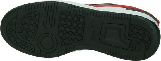 Onderkant van een Puma sneaker in zwart met een witte zool en rode accenten.