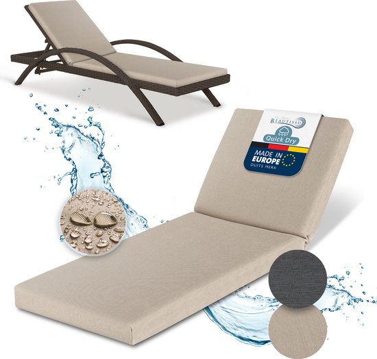 Coussin beige pour chaise longue avec étiquette 'Made in Europe' et un échantillon gris foncé.
