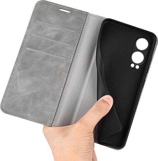 Grijze wallet bookcase wordt geopend om telefoon in TPU hoesje te plaatsen.