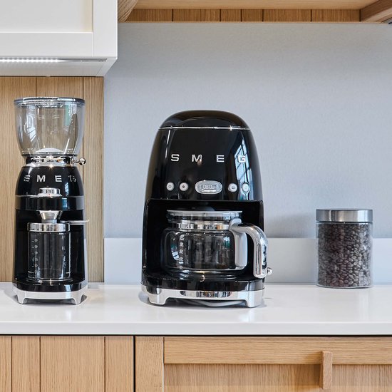 Zwarte SMEG koffiemolen en filterkoffiemachine met glazen kannen.