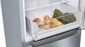 Gedetailleerd beeld van 'MultiBox' fruit- en groentebak in Bosch koelkast, gevuld met appels, peren, aardappelen en broccoli.