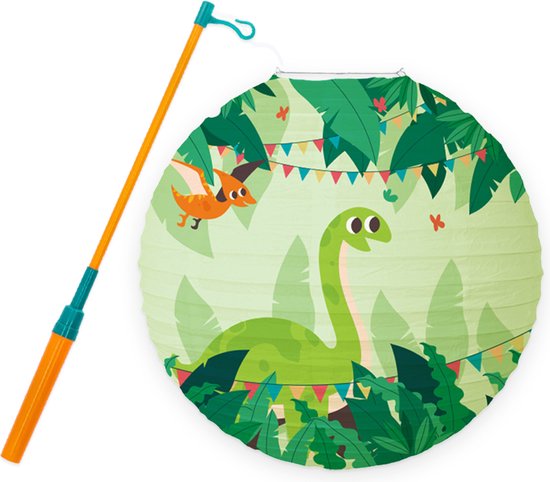 Een groene papieren lampion met een dinosaurus en tropische bladeren, vastgemaakt aan een oranje stokje.