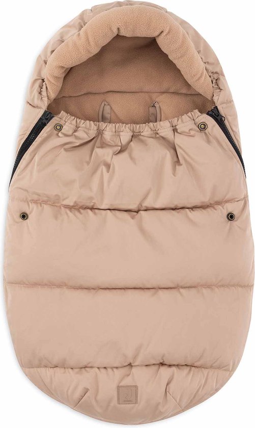 Lichtbruine, gewatteerde voetenzak met beige fleece voering en zwarte rits.