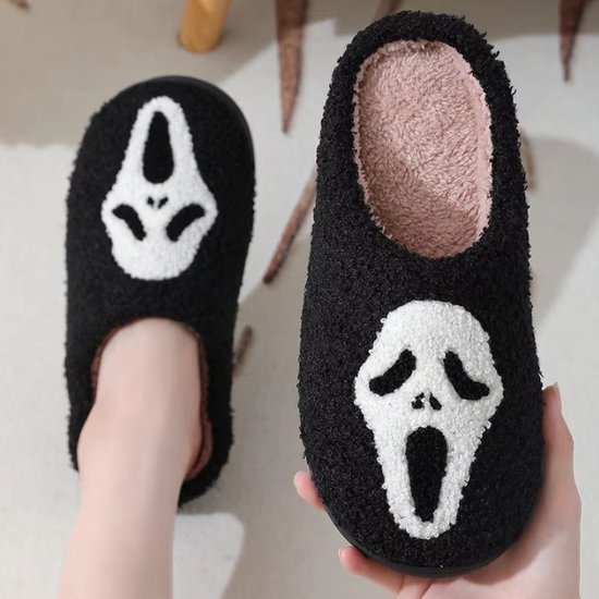 Zwarte fuzz-pantoffels met witte 'Scream'-masker opdruk en roze voering.