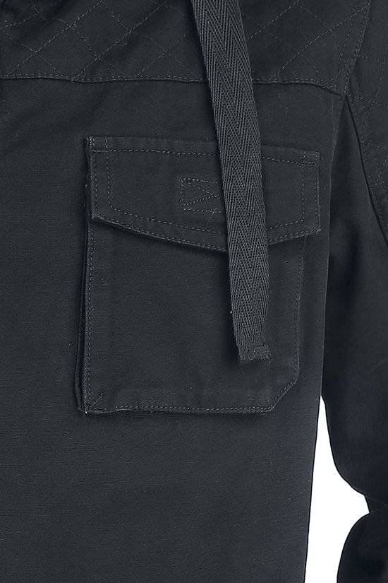 Detail van een zwarte cargozak met klep op een jas. Een koordje hangt ernaast.
