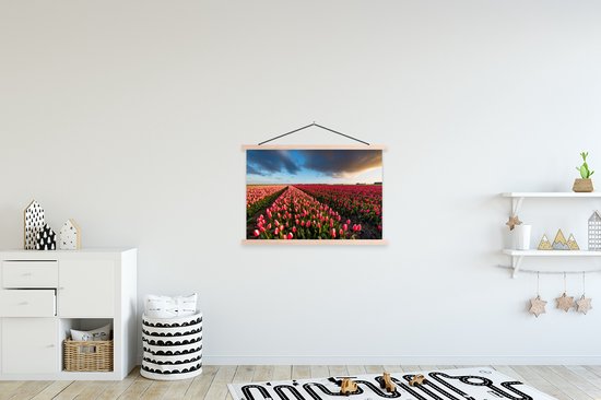 Posterhanger incl. Poster 90x60 cm - Schoolplaat - Kleurrijke tulpen in Nederlands landschap - Textielposter - Blanke latten
