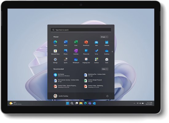 Zwarte Surface Go 4 met Windows 11 Pro menu geopend.