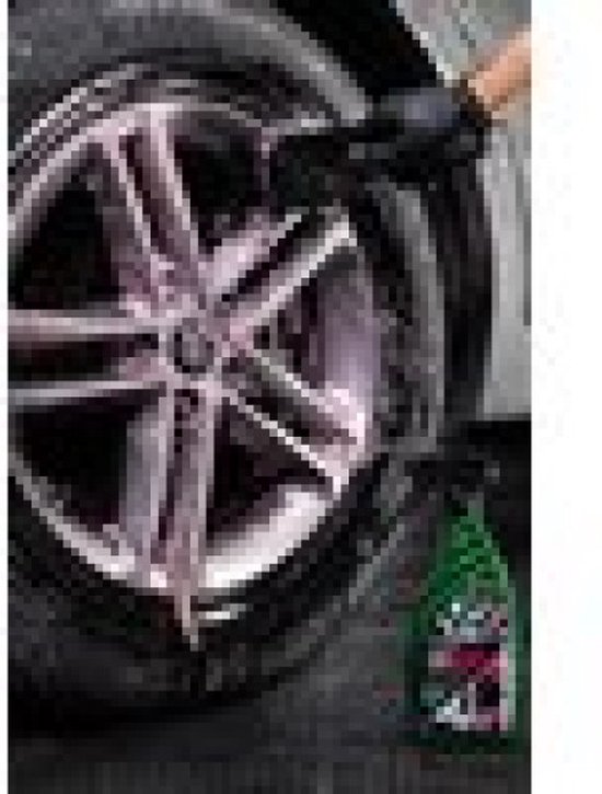 Une main gantée utilise une brosse sur une jante nettoyée avec Turtle Wax Redline.