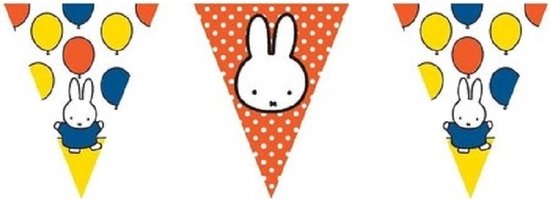 Drie vlaggenlijnen van Nijntje, elk met een oranje, witte gestipte middelste vlag met Nijntje's gezicht. De zijvlaggen hebben ballonnen in geel, blauw en oranje.