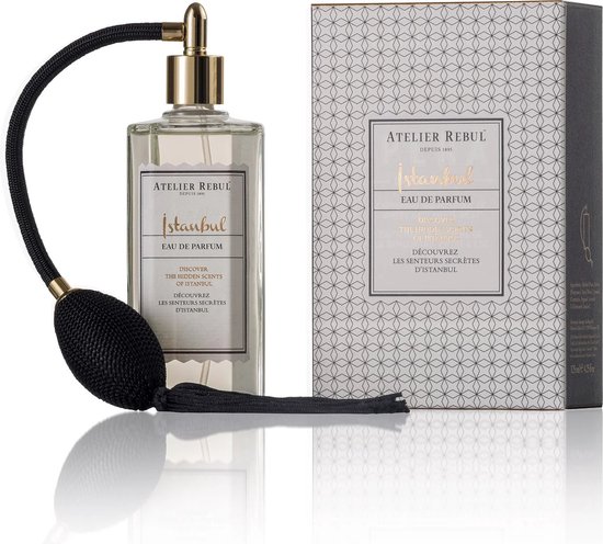 Istanbul Eau de Parfum van Atelier Rebul met pompdamp, naast een verpakking met geometrisch patroon. Op een witte achtergrond.