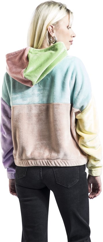 Vrouw met blonde bob, achterkant van een pastelkleurige blokkerige hoodie met halve rits.