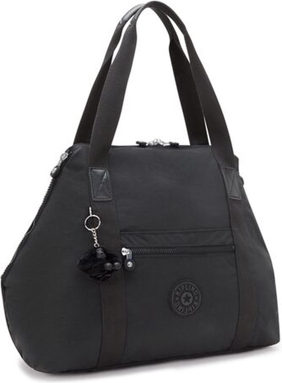 Vue de côté du sac Kipling ART M noir avec fermeture éclair, poche avant et porte-clés singe Kipling.