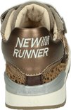 Achterkant van bruine sneaker met luipaardprint. Metallic bruine hiel met "NEW RUNNER".