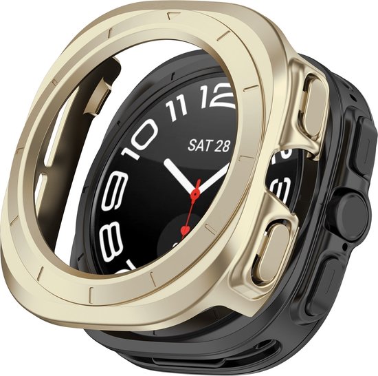 Een smartwatch met een champagne gouden beschermring eromheen, de smartwatch is zwart met gouden knoppen.
