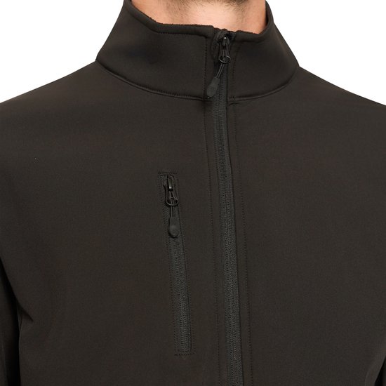 Zwarte jas met ritssluiting op de borst en zijkant.