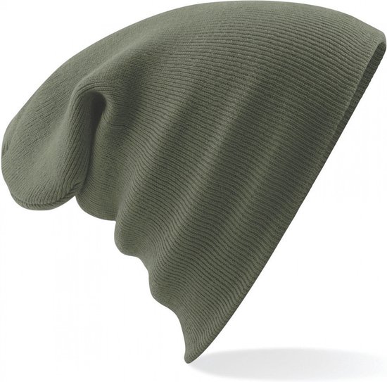 Olijfgroene slouchy muts met geribbelde textuur, op een witte achtergrond.