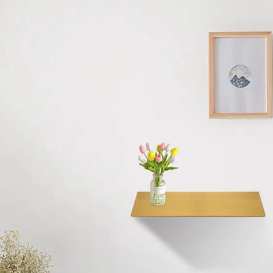 Gouden wandplank met een vaas tulpen en een ingelijst landschap aan de muur.