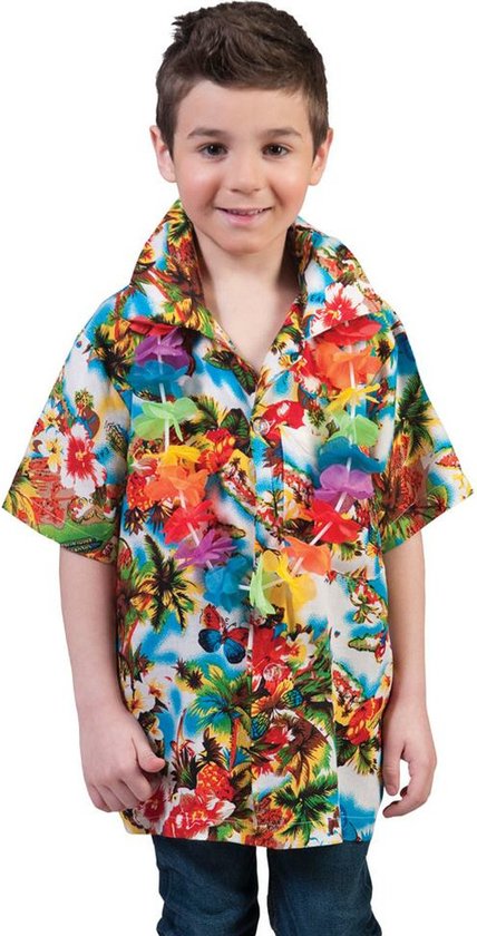 Jongen draagt een Hawaii-hemd met tropische print, kleurrijke bloemen, palmbomen en parasolletjes.