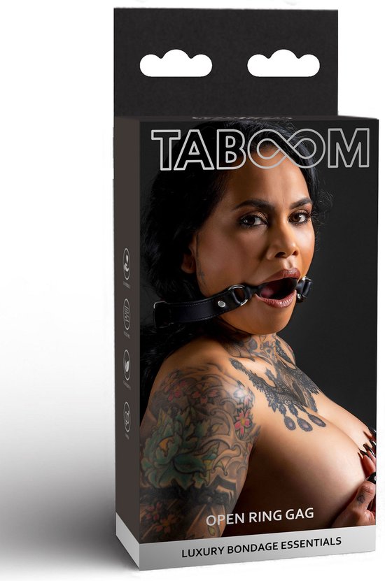Doos met 'Open Ring Gag' en model met getatoeëerde borsten en mond open met gag.