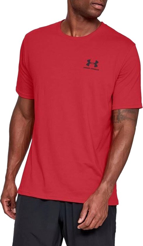 Man met zwarte korte broek en rood sportshirt van Under Armour.